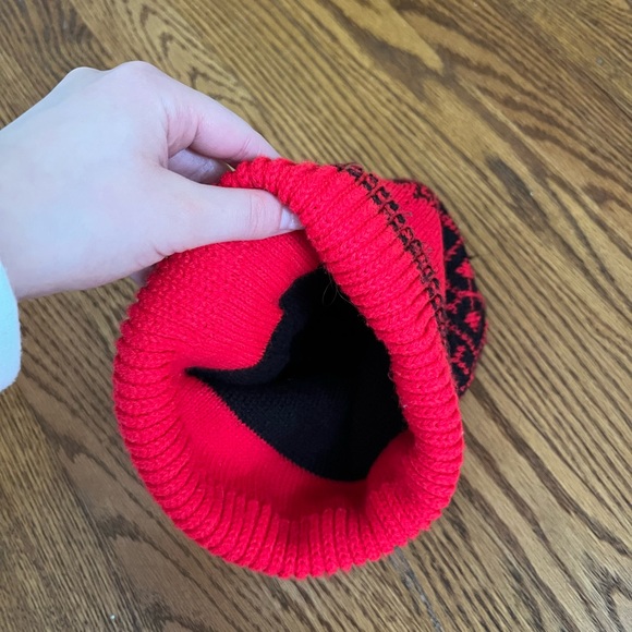 🔴Men’s one size, red and black patterned beanie🔴 - Picture 4 of 4